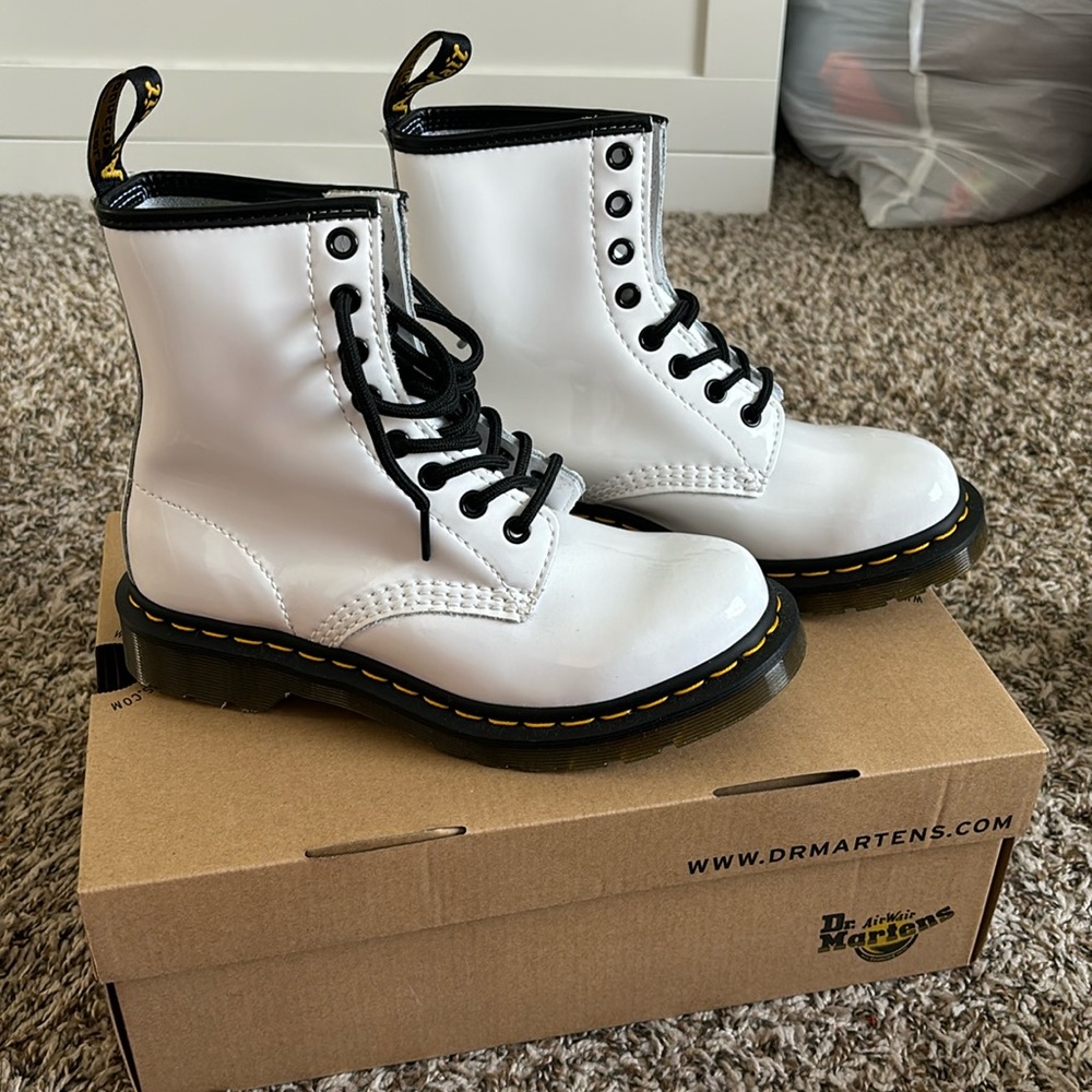 Dr. Martens Chelsea boot white leather size 6